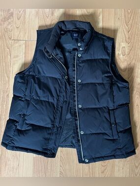 gap black puffer vest with zipper